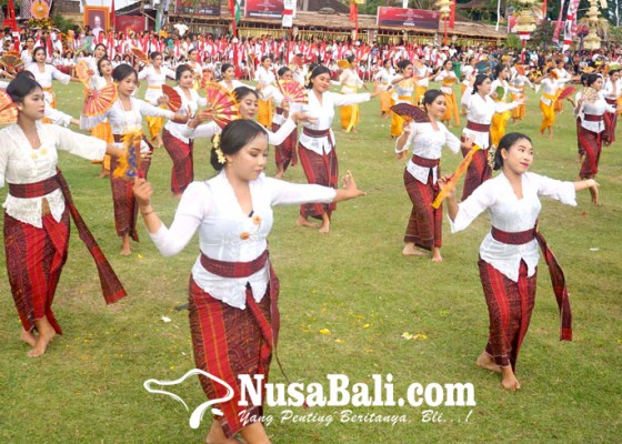 Nusabali.com - puncak-peringatan-hut-kota-amlapura-sman-1-amlapura-tampilkan-joged-massal