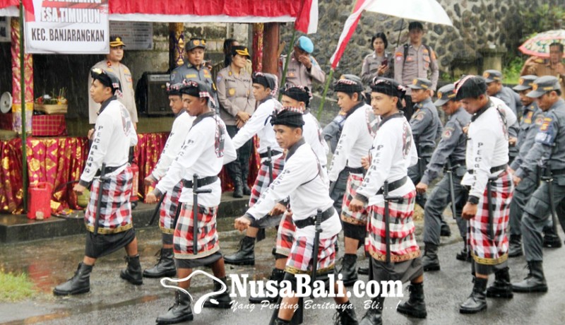 www.nusabali.com-linmas-dan-pecalang-desa-timuhun-lomba-peragaan-satkamling