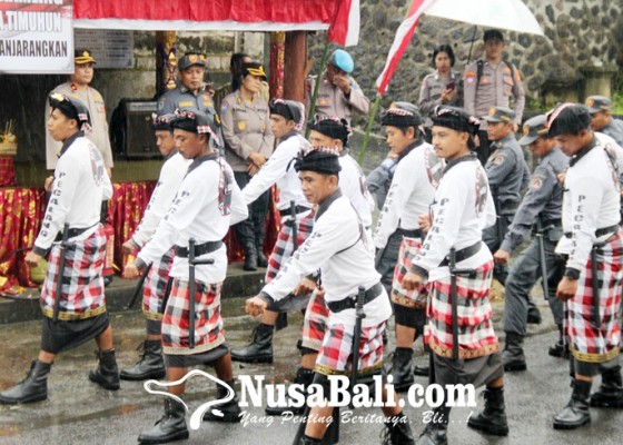 Nusabali.com - linmas-dan-pecalang-desa-timuhun-lomba-peragaan-satkamling