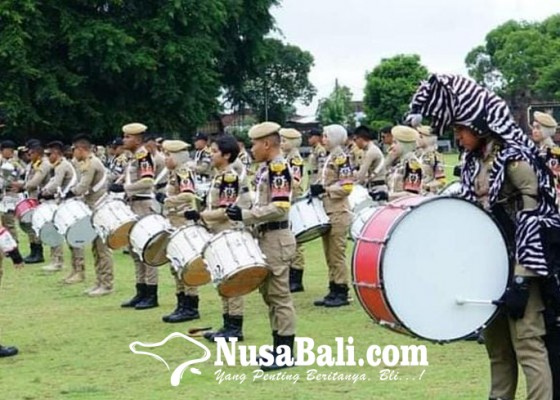 Nusabali.com - parade-drumband-ipdn-tampil-memukau