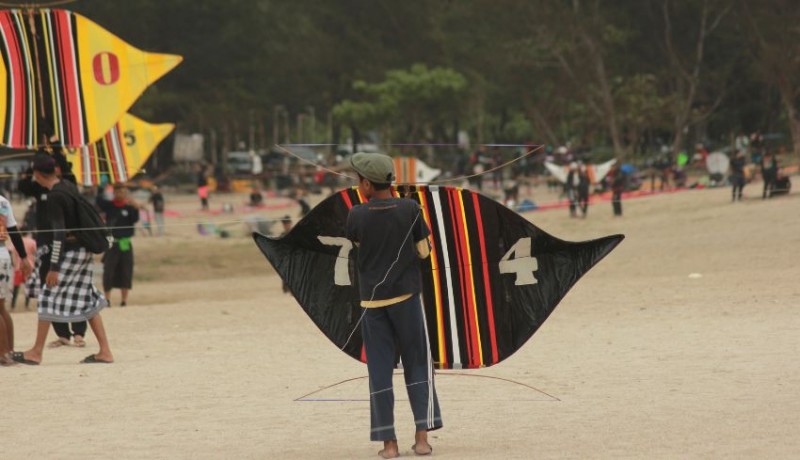 www.nusabali.com-mel-tanjung-kite-festival-xv-1035-layang-layang-mengangkasa-di-pantai-mertasari