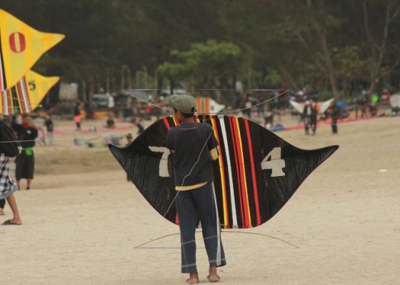 Nusabali.com - mel-tanjung-kite-festival-xv-1035-layang-layang-mengangkasa-di-pantai-mertasari