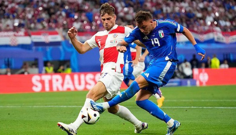 www.nusabali.com-dramatis-gol-injury-time-loloskan-italia-ke-16-besar