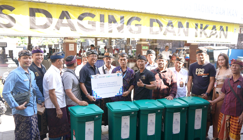 Nusabali Com Bantu Pasar Di Denpasar Selatan Pelindo Bagikan Tempat Sampah