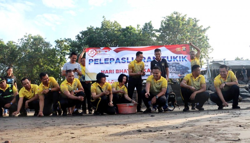 www.nusabali.com-polres-bersih-bersih-pantai-dan-lepas-150-ekor-tukik