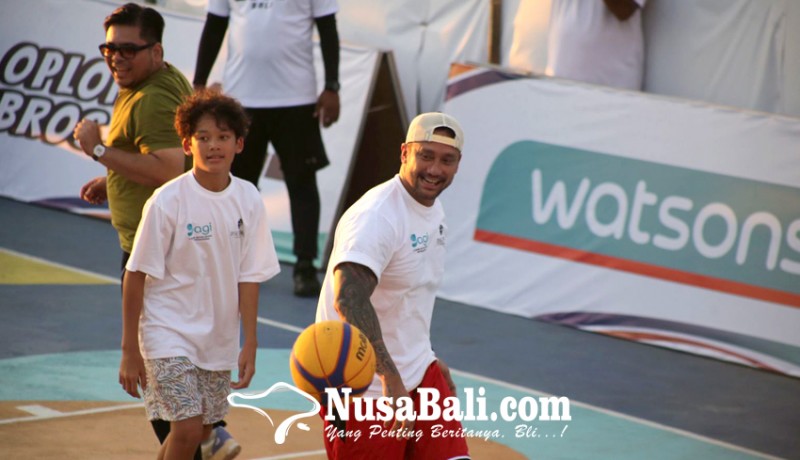 www.nusabali.com-tora-sudiro-ramaikan-kompetisi-basket-di-kuta