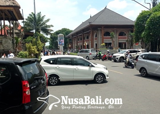 Nusabali.com - mobil-dilarang-masuk-jalan-suweta-ke-utara