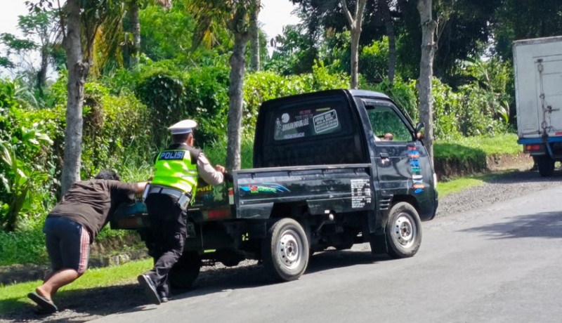 www.nusabali.com-polantas-dorong-pikup-mogok-jadi-tontonan-warga