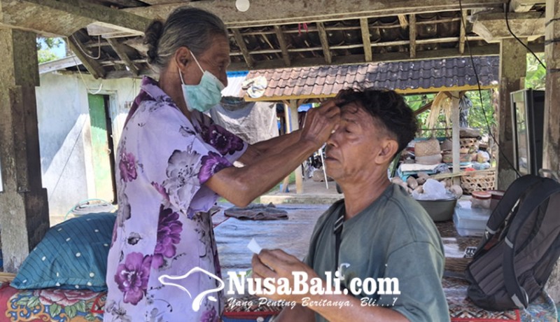 www.nusabali.com-berkunjung-ke-rumah-dadong-gadung-ahli-mata-sepenan-di-banjar-sekartaji-desa-sesandan-tabanan