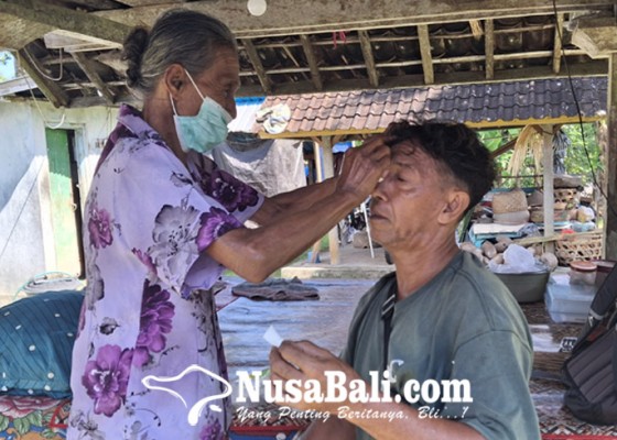 Nusabali.com - berkunjung-ke-rumah-dadong-gadung-ahli-mata-sepenan-di-banjar-sekartaji-desa-sesandan-tabanan