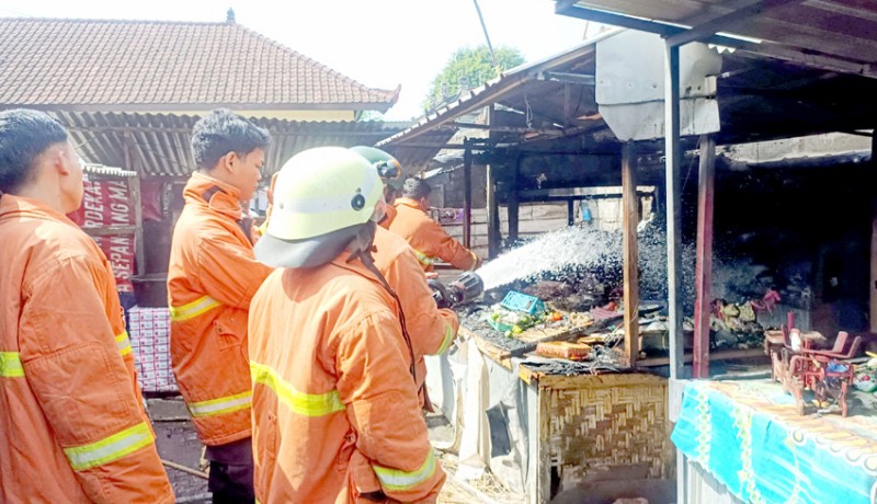 www.nusabali.com-diduga-dipicu-api-dupa-kios-terbakar-di-pasar-adat-baler-bale-agung