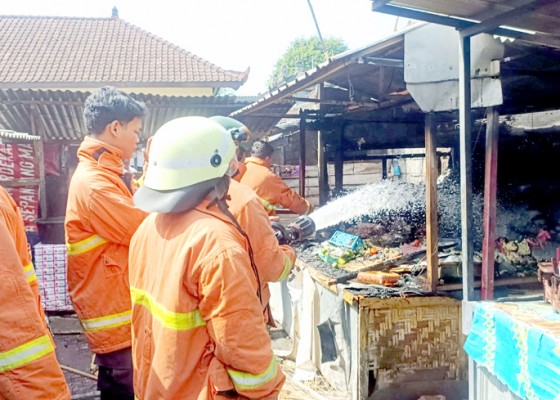 Nusabali.com - diduga-dipicu-api-dupa-kios-terbakar-di-pasar-adat-baler-bale-agung