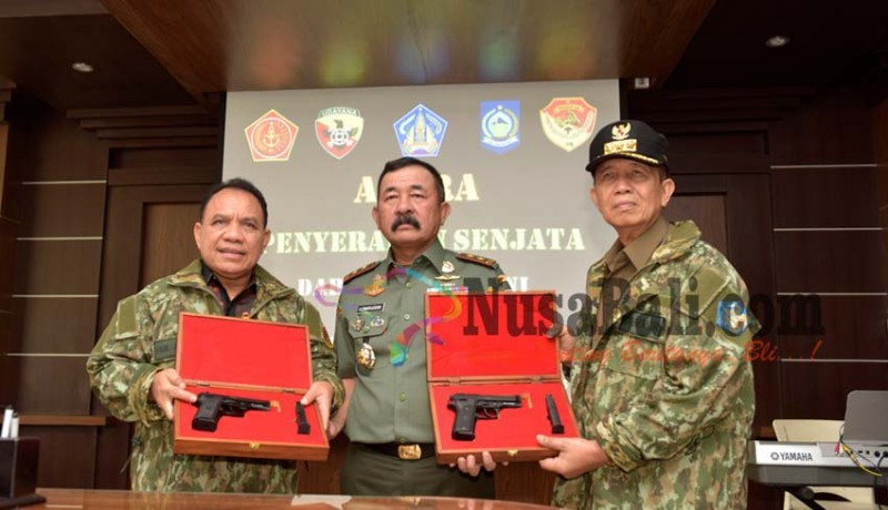 www.nusabali.com-gubernur-pastika-dipersenjatai-pistol