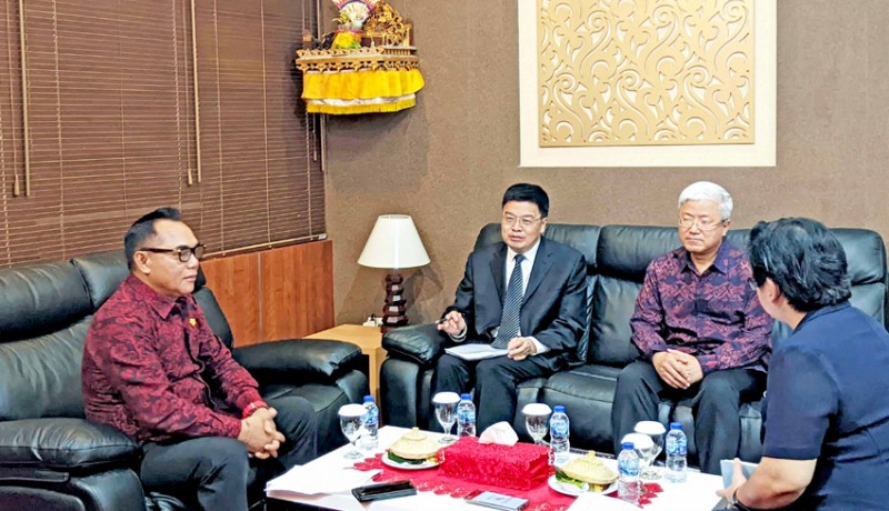 www.nusabali.com-adi-wiryatama-bertemu-delegasi-provinsi-hainan