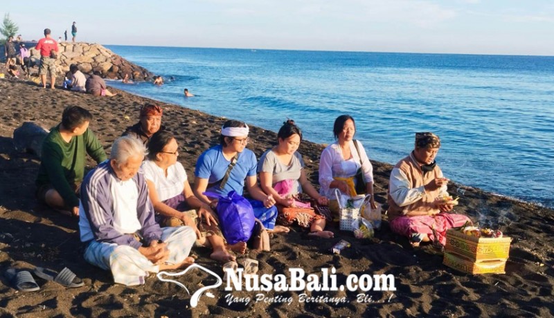 www.nusabali.com-banyu-pinaruh-warga-padati-pantai-kerobokan