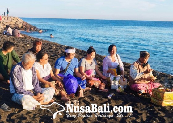 Nusabali.com - banyu-pinaruh-warga-padati-pantai-kerobokan