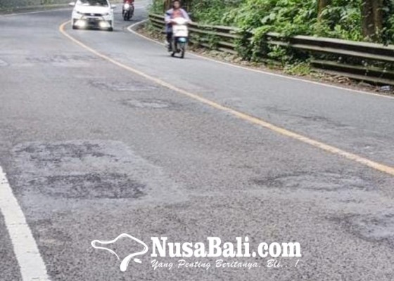 Nusabali.com - jalan-rusak-picu-kecelakaan