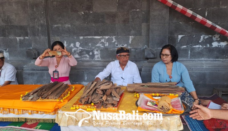 www.nusabali.com-menelisik-purana-pura-penataran-sari-pangsan-lontar-geria-ambengan-berusia-puluhan-tahun-dibuka-lagi