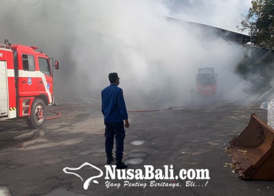 Nusabali.com - gudang-tpst-samtaku-jimbaran-terbakar