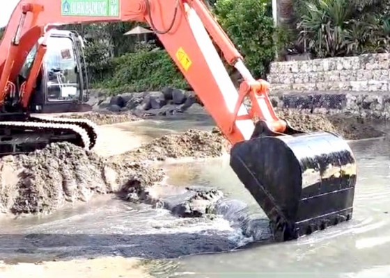 Nusabali.com - masyarakat-keluhkan-bau-tak-sedap-loloan-pantai-petitenget-dinormalisasi