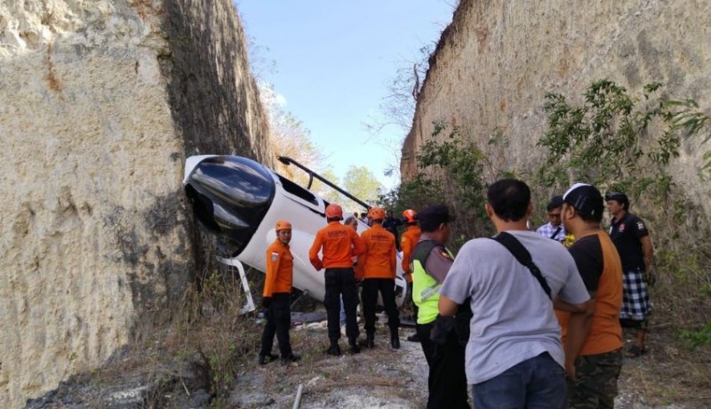 www.nusabali.com-helikopter-jatuh-di-tebing-pantai-suluban-diduga-terlilit-tali-layang-layang