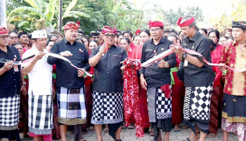 www.nusabali.com-bupati-sanjaya-resmikan-jalan-di-tandan-penawing