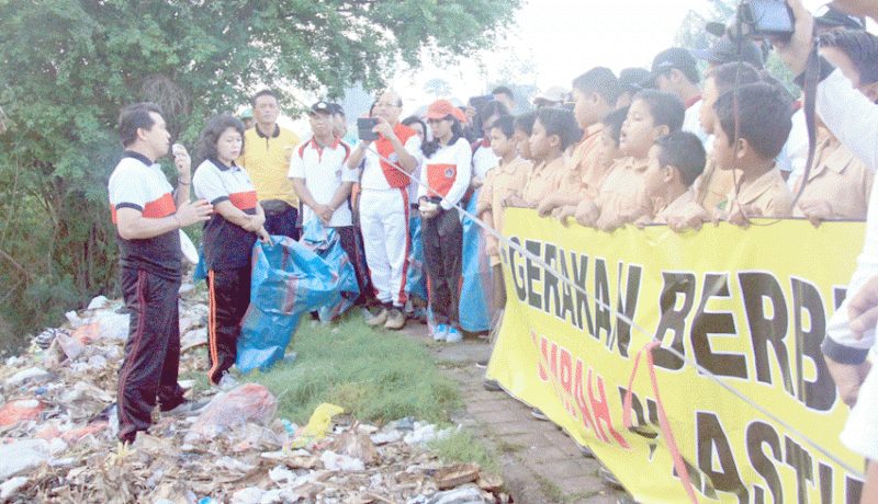 www.nusabali.com-bupati-suwirta-pimpin-pungut-sampah-plastik-di-gunaksa