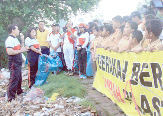 Nusabali.com - bupati-suwirta-pimpin-pungut-sampah-plastik-di-gunaksa