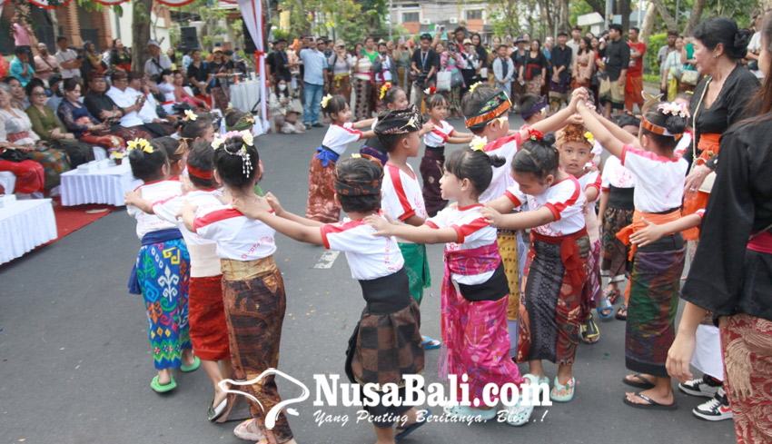 www.nusabali.com-parade-hari-anak-nasional