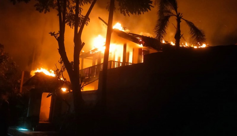 www.nusabali.com-19-unit-vila-ludes-terbakar-di-seminyak