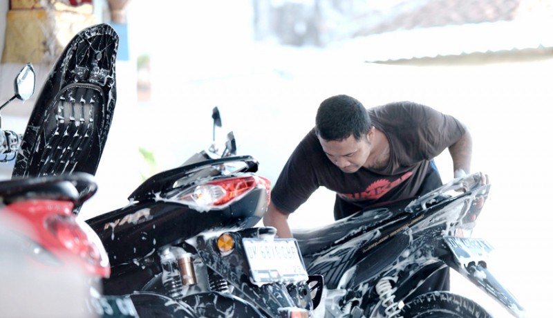 www.nusabali.com-jelang-tumpek-landep-layanan-cuci-motor-lapas-diserbu