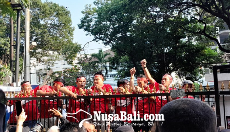 www.nusabali.com-pdip-gelar-aksi-teatrikal-peringati-28-tahun-peristiwa-kudatuli