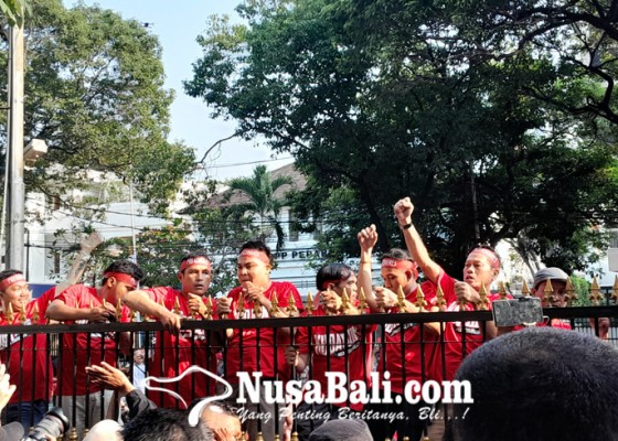 Nusabali.com - pdip-gelar-aksi-teatrikal-peringati-28-tahun-peristiwa-kudatuli