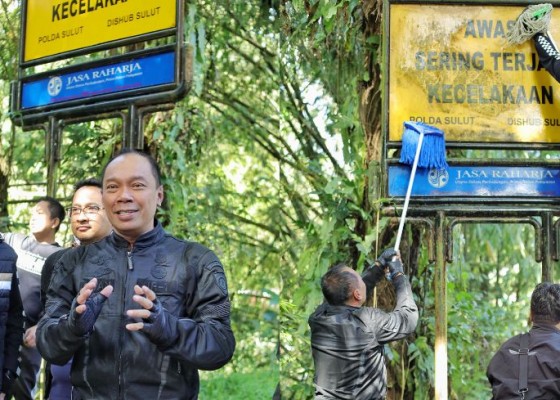 Nusabali.com - jasa-raharja-bersama-komunitas-motor-tomohon-gelar-safety-riding-dan-pembersihan-rambu-lalu-lintas