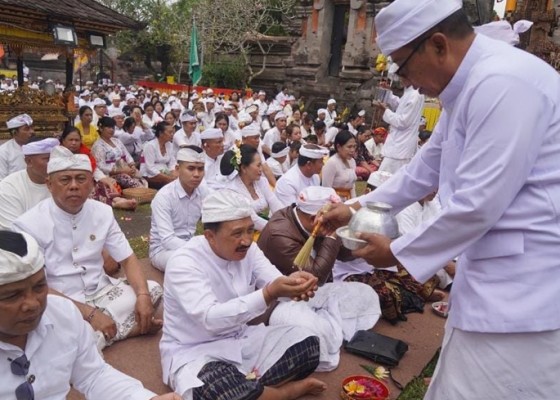 Nusabali.com - pemkab-klungkung-gelar-bakti-panganyar-di-pura-mandhara-giri