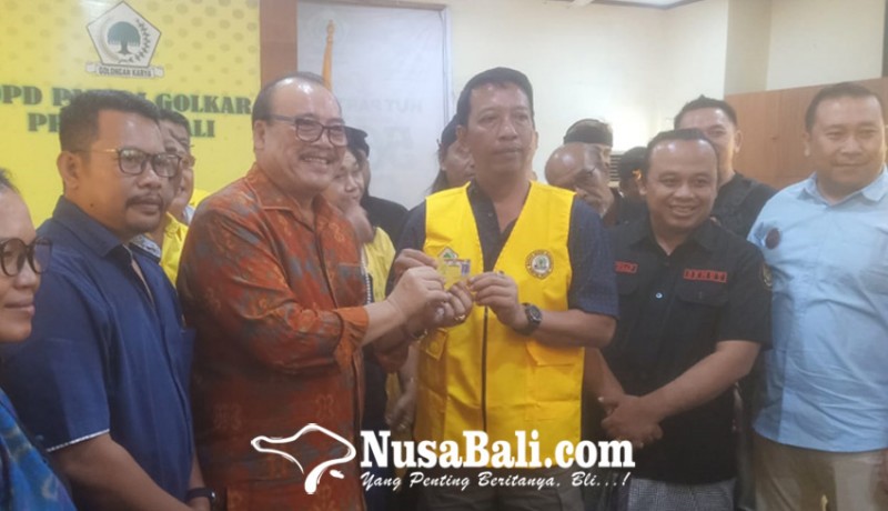 www.nusabali.com-loncat-dari-pdip-mulyadi-kantongi-kta-golkar