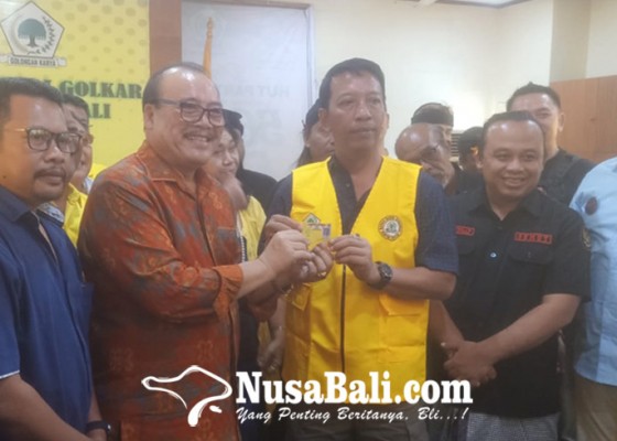 Nusabali.com - loncat-dari-pdip-mulyadi-kantongi-kta-golkar