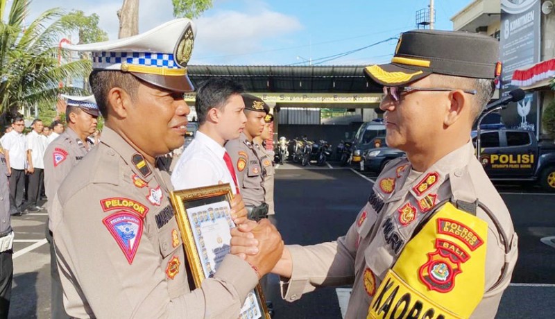 www.nusabali.com-tujuh-personel-polres-badung-diganjar-penghargaan