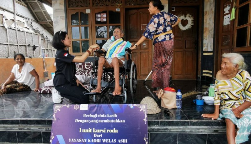 www.nusabali.com-yayasan-kaori-welas-asih-serahkan-kursi-roda-kepada-lansia-di-ubud