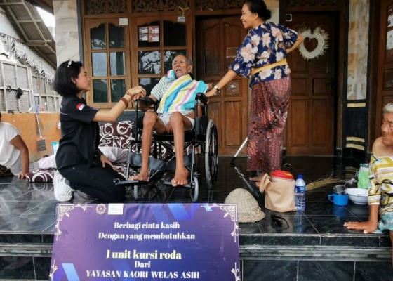 Nusabali.com - yayasan-kaori-welas-asih-serahkan-kursi-roda-kepada-lansia-di-ubud