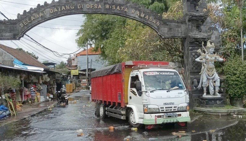 www.nusabali.com-jalan-menuju-desa-wisata-kamasan-langganan-banjir