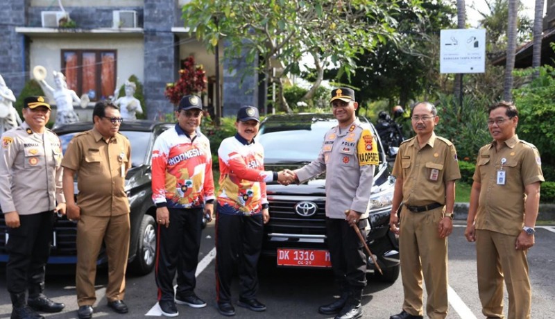 www.nusabali.com-pj-bupati-serahkan-hibah-mobil-untuk-polres-klungkung