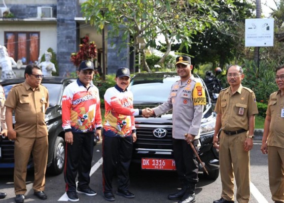 Nusabali.com - pj-bupati-serahkan-hibah-mobil-untuk-polres-klungkung