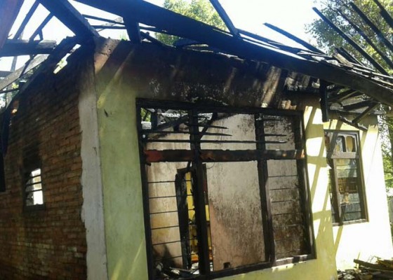 Nusabali.com - arus-pendek-rumah-kantor-ludes-terbakar
