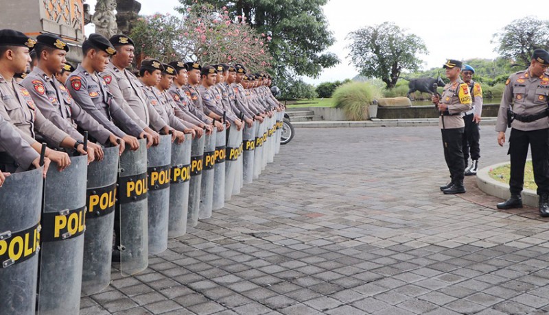 www.nusabali.com-latihan-dalmas-polres-badung-sedot-perhatian-warga