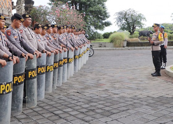 Nusabali.com - latihan-dalmas-polres-badung-sedot-perhatian-warga