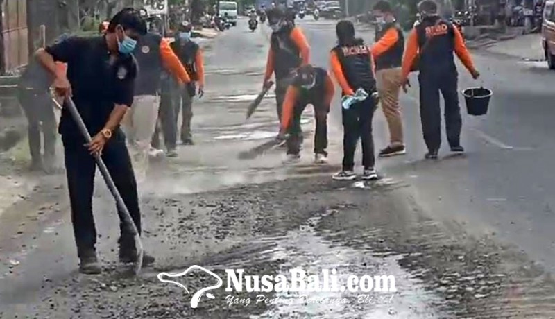 www.nusabali.com-kerikil-dan-pasir-berserakan-di-jalan-rama