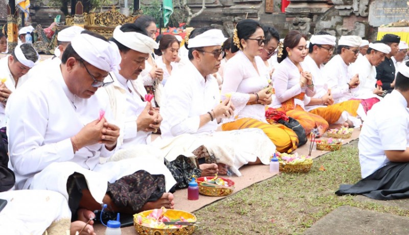 www.nusabali.com-pemkot-ngaturang-bhakti-penganyar-di-pura-mandhara-giri-semeru-agung