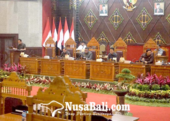 Nusabali.com - 31-anggota-dprd-karangasem-teken-daftar-hadir-hadir-dalam-rapat-hanya-19-orang