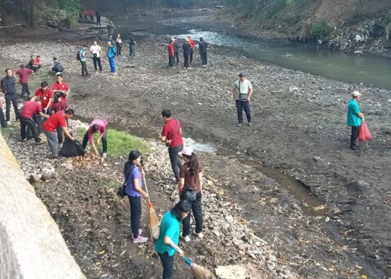 Nusabali.com - lpm-kota-denpasar-rayakan-hut-lpm-ri-ke-24-dengan-penanaman-pohon-dan-bersih-bersih-sungai